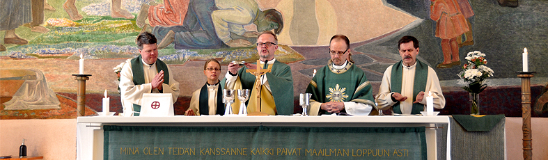 Kuva jumalanpalveluksesta jossa papit suorittavat ehtoollisen jakamista.