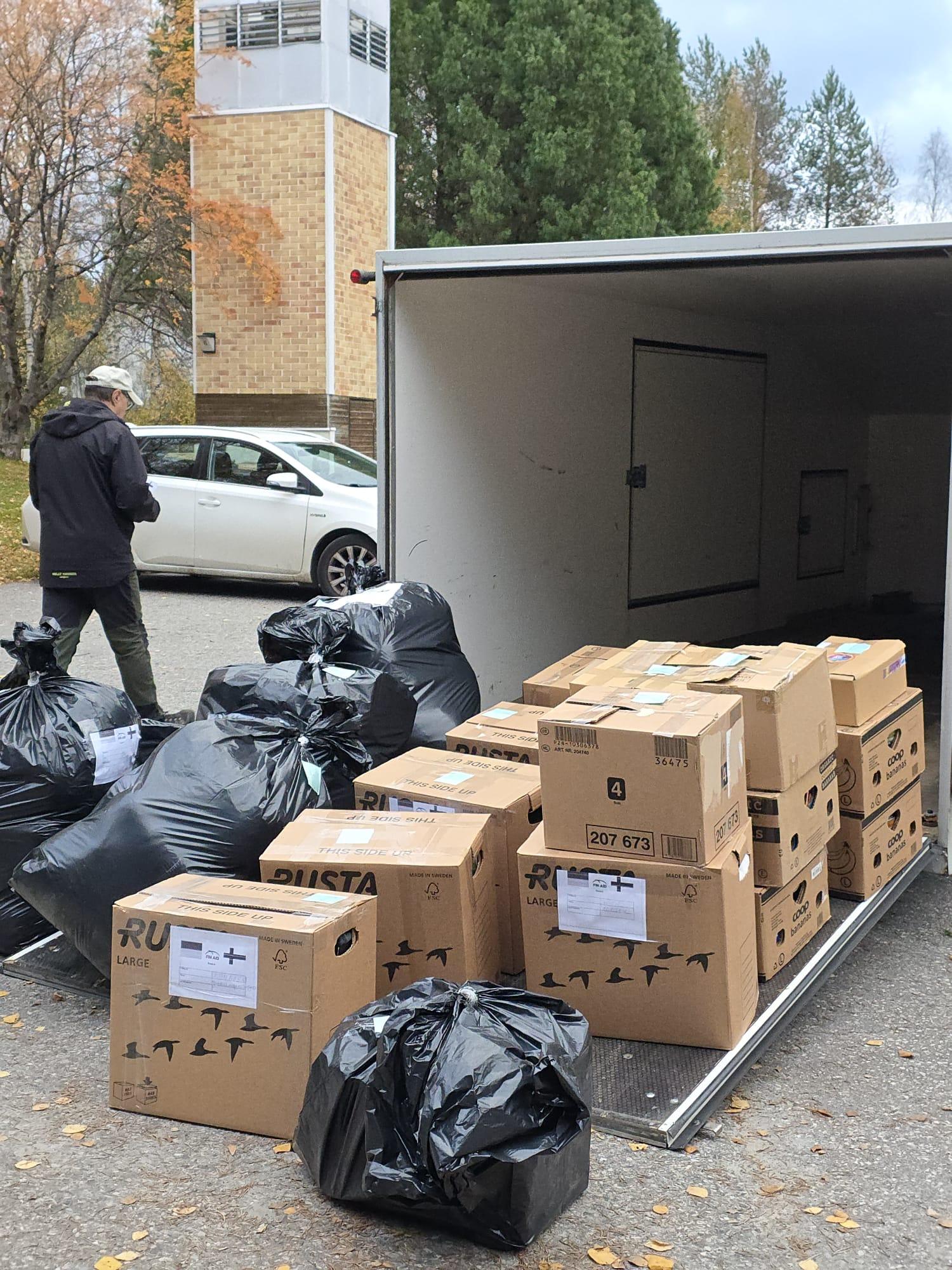 Lahjoitetut ja kerätyt tarvikkeet pakattiin pahvilaatikoihin ja jätesäkkeihin sekä sen jälkeen konttiin.