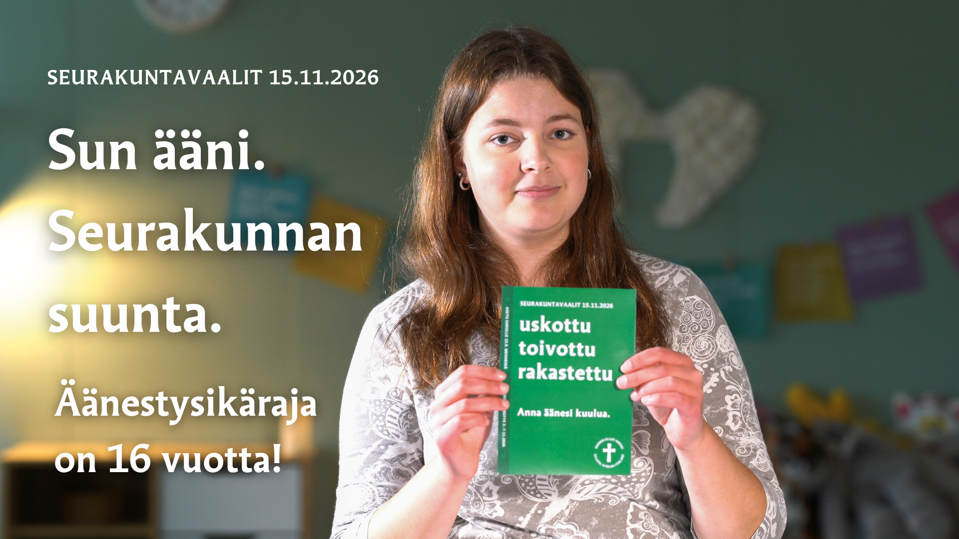 Kuvassa nuori ihminen, jolla on kyltti, jossa lukee Sun ääni. Seurakunnan suunta. Äänestysikäraja 16 vuotta.