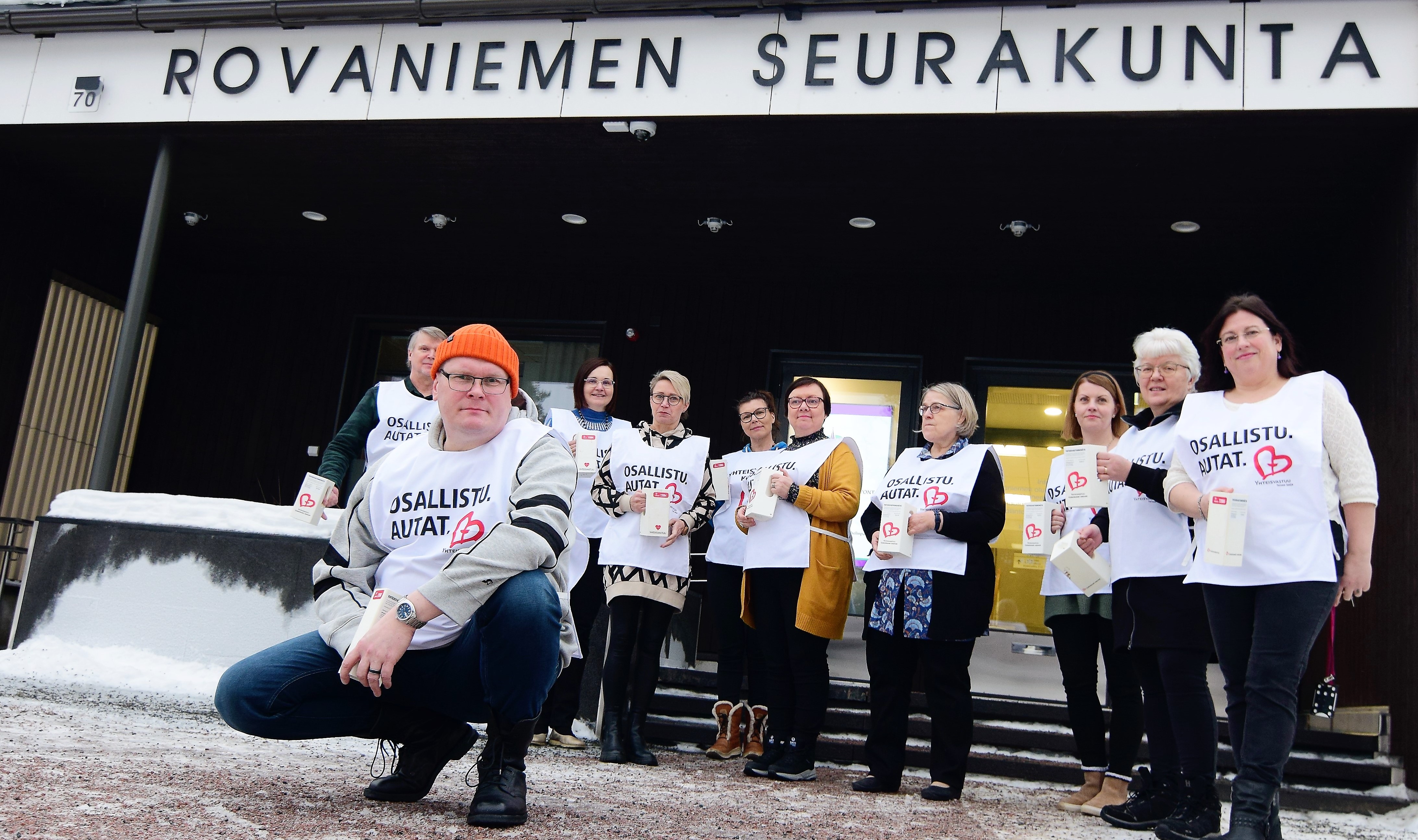 Rovaniemen seurakunnan työntekijöitä seurakuntakeskuksen edustalla valmiina Yhteisvastuukeräykseen.