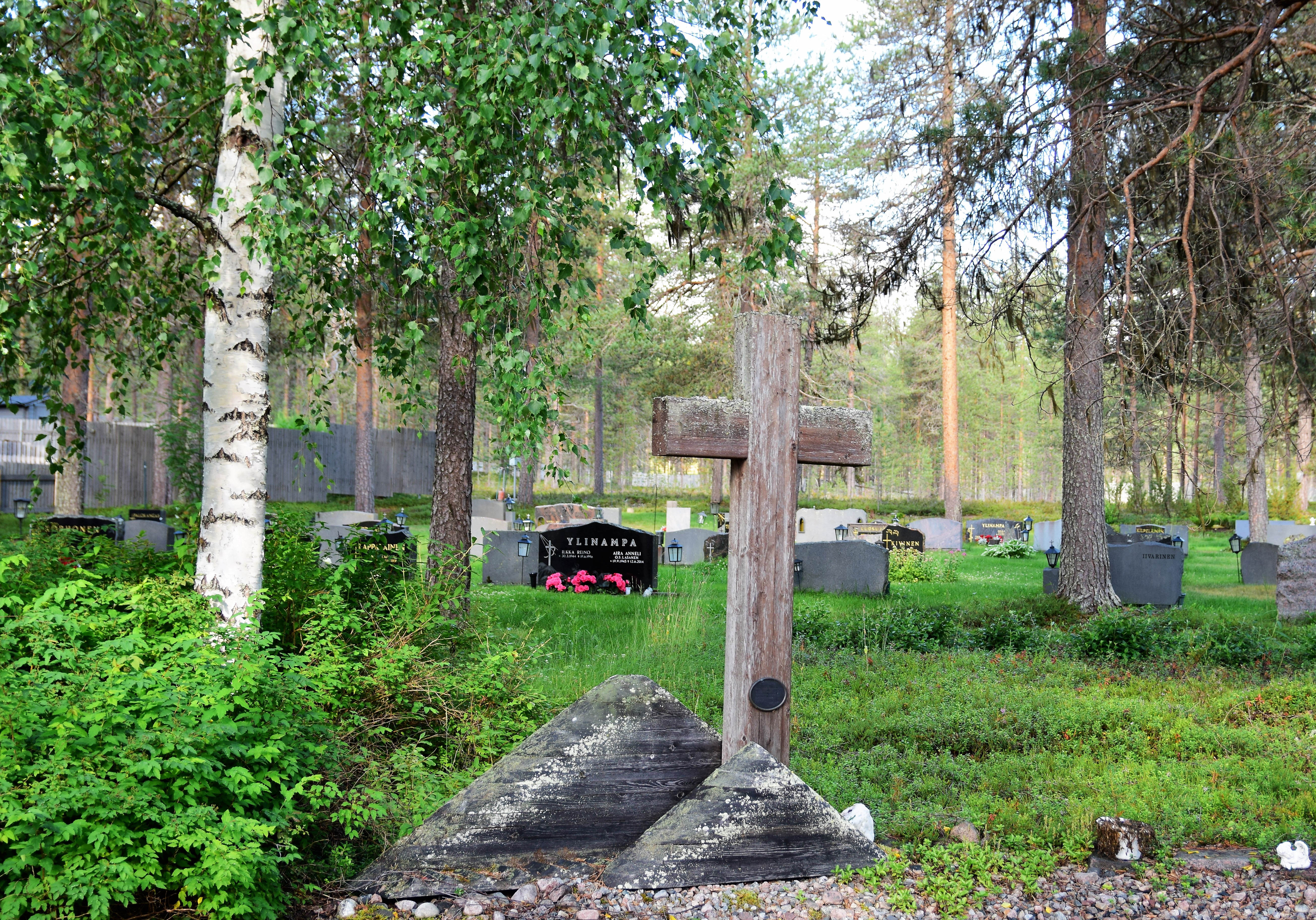 Jouttikeron muualle haudattujen kynttiläkivi.