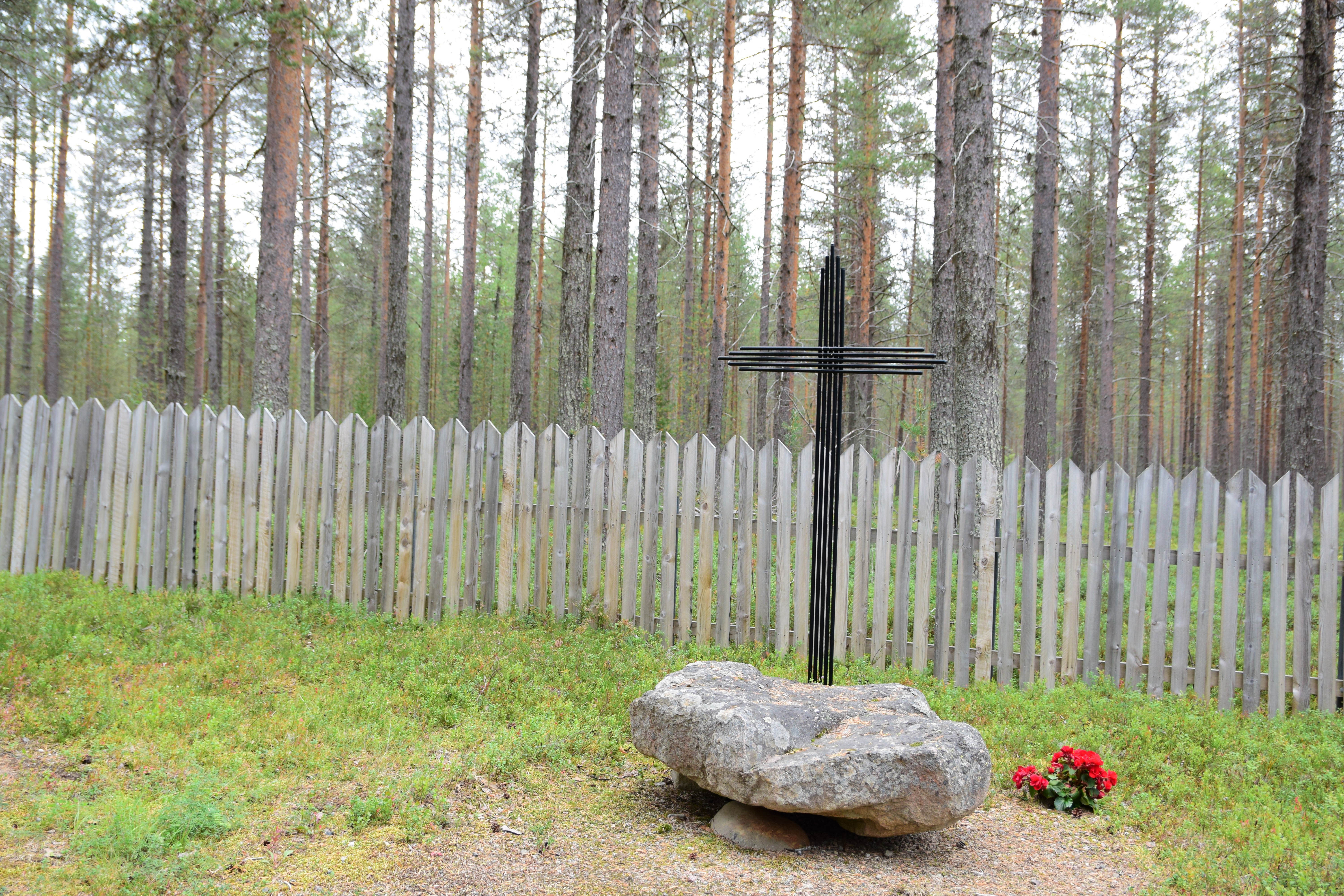 Maijasen hautausmaa Maijasen hautausmaa kynttiläkivi.