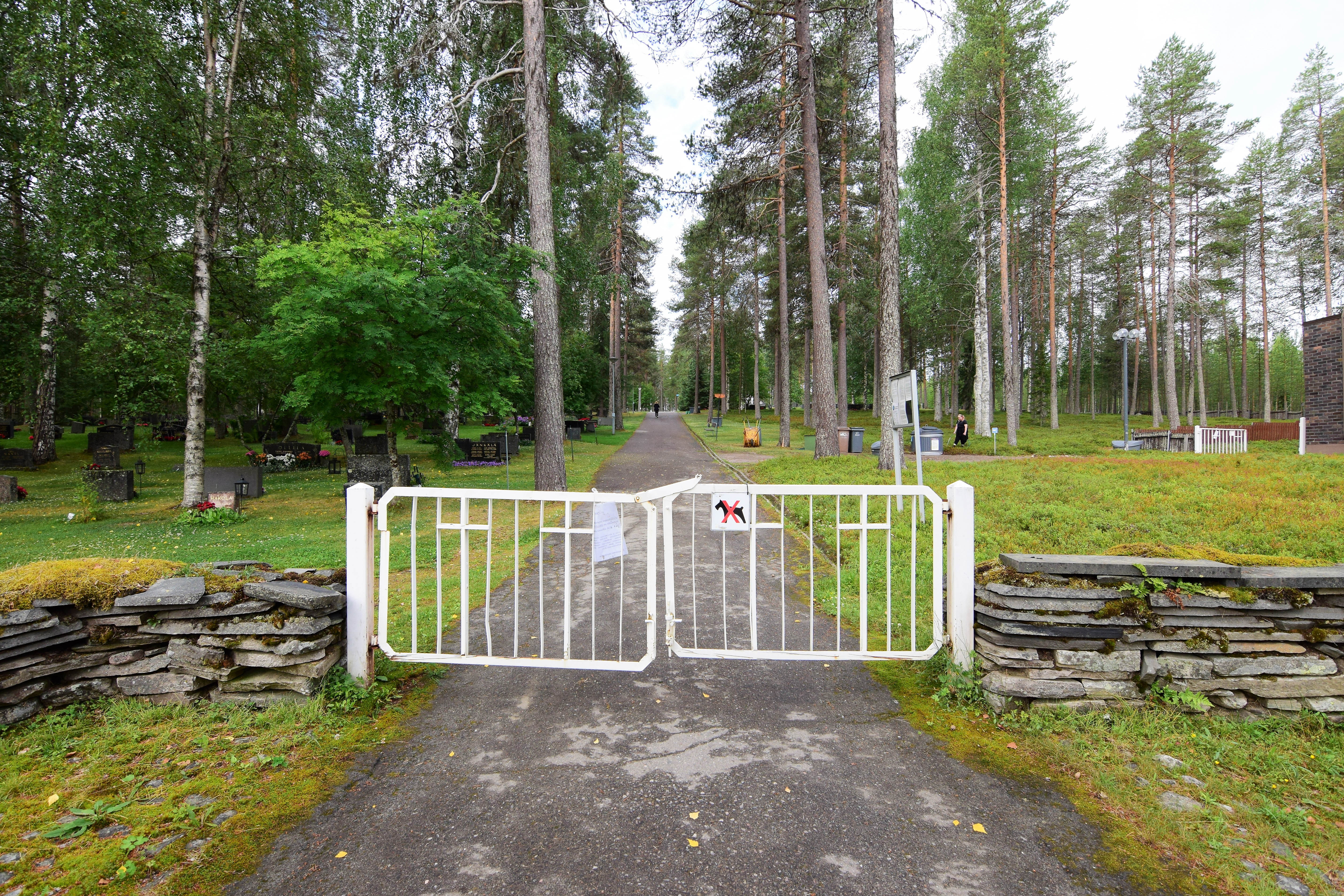 Sinetän hautausmaa Sinetän hautausmaan portti.