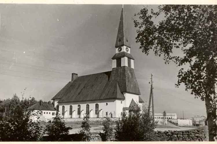 Rovaniemen kirkon on suunnitellut arkkitehti Bertel Liljequist. Kirkko vihittiin käyttöön 20.8.1950.