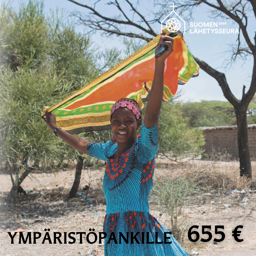 Hymyilevä afrikkalainen tyttö pitelee huivia pään yläpuolella. Teksti Ympäristöpankille 655 €.