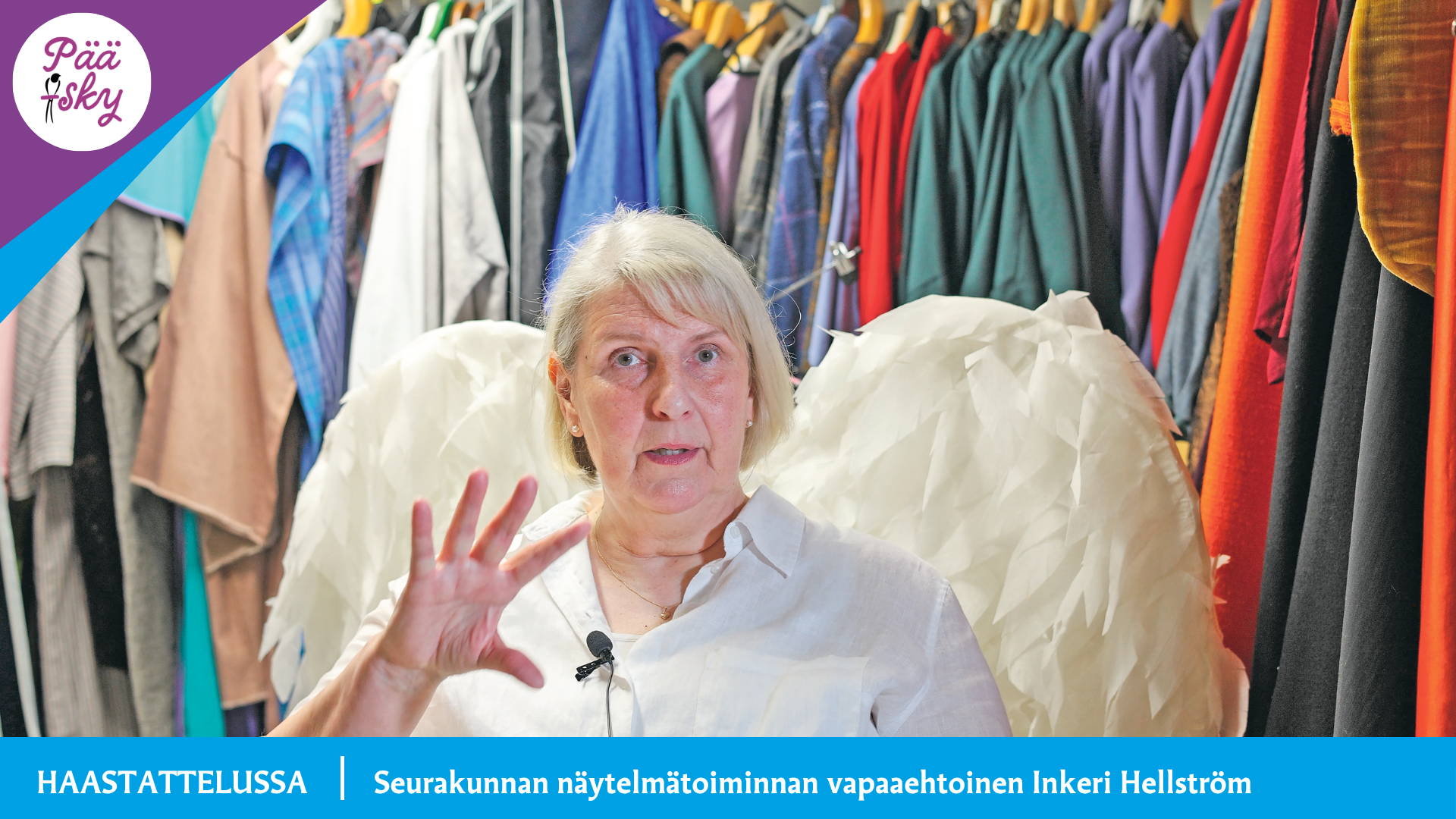 Inkeri Hellström tekosiivet selässä vaaterekkiä vasten.