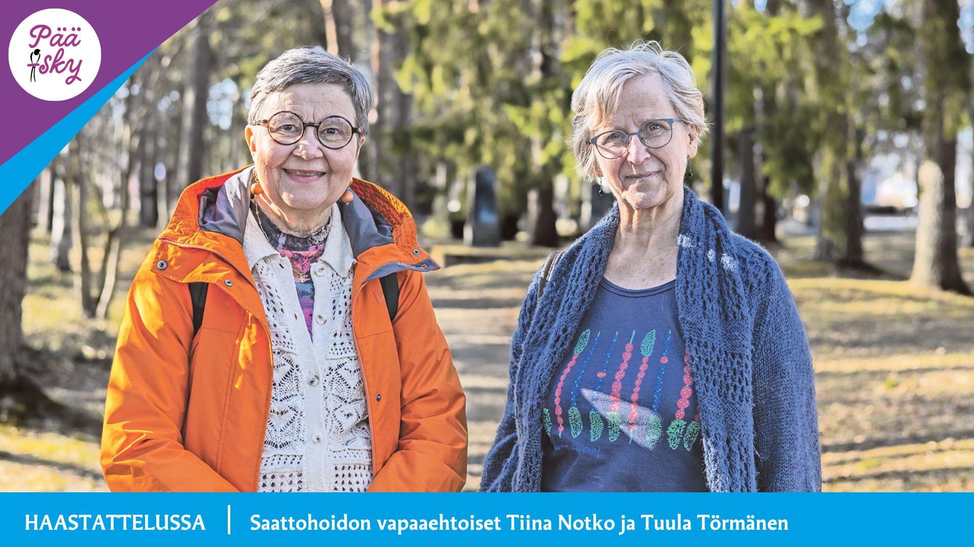 Tiina Notko ja Tuula Törmänen aurinkoisella hautausmaalla.