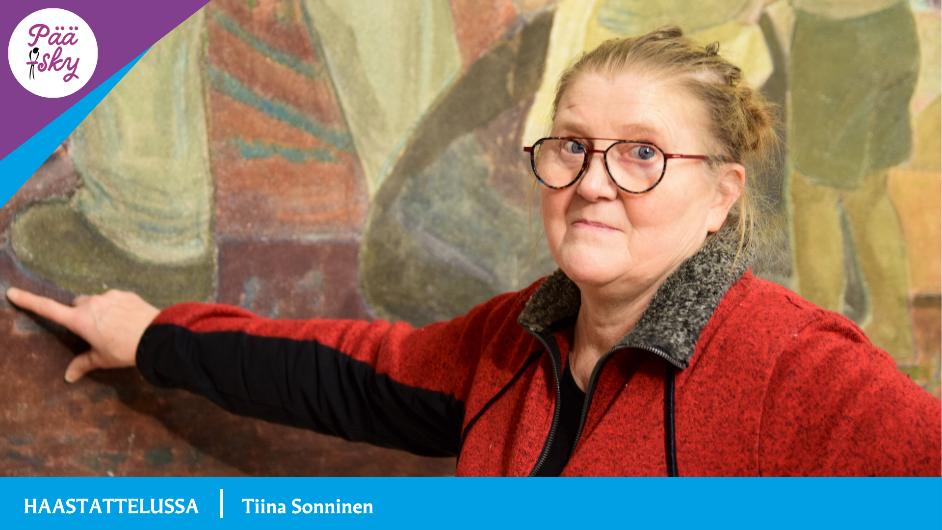 Tiina Sonninen seisoo kirkon alttaritaulun edessä.