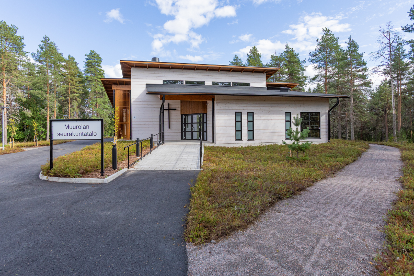 Muurolan seurakuntatalo ulkoapäin kesällä.