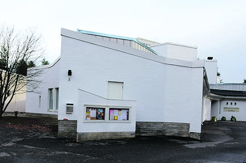 Korkalovaaran kappeli ja seurakuntasali kuvattuna ulkoa päin.