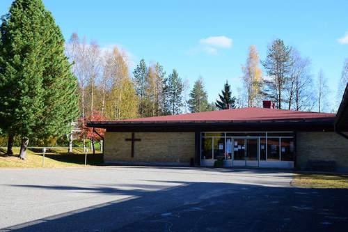 Aapakirkko ja seurakuntasali kuvattuna ulkoa päin.