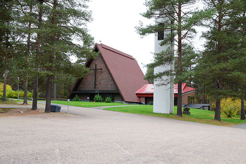 Meltauksen kappeli ja seurakuntasali kuvattuna ulkoapäin.