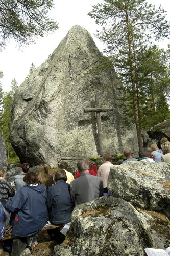 Somosen luontokirkko, jossa on iso puinen risti.