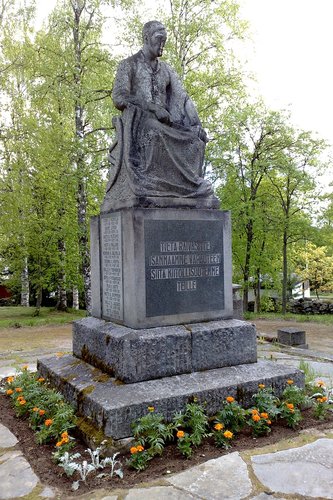 Avaa kuva isommaksi 20. vapaussodan sankaripatsas_S.