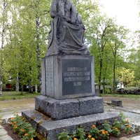 Avaa kuva isommaksi 6. Vapaussodan muistomerkki Rovaniemen I hautausmaalla.