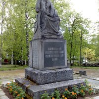 6. Vapaussodan muistomerkki Rovaniemen I hautausmaalla.