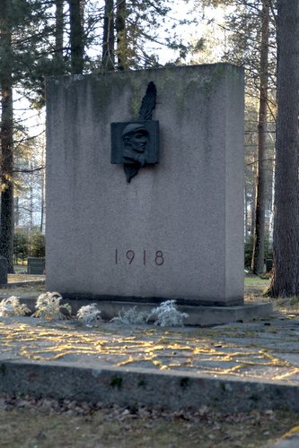 21. vakaumuksensa puolesta 1918 kuolleiden muistomerkki_S.jpg