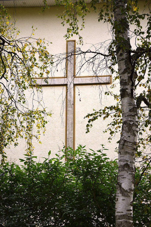 Valokuva rististä seinällä.