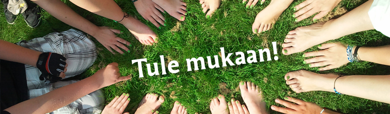 Kuva ihmisistä piirissä ja heidän keskellään lukee