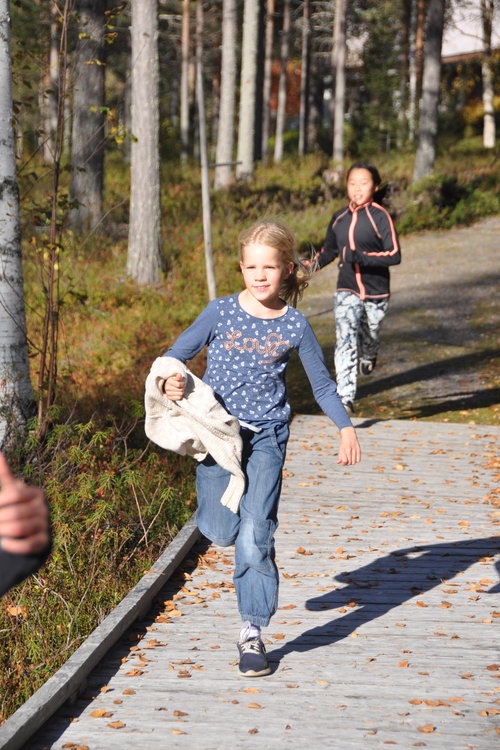 Leiriläisiä Norvajärvellä juoksemassa.