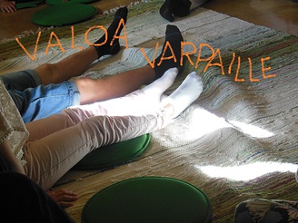 Kuva lasten jaloista joihin valo osuu ja tekstissä lukee