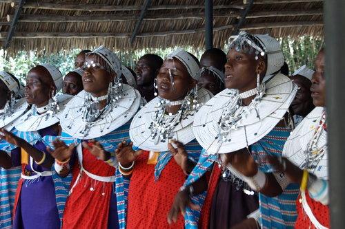Maasai heimoa tanssimassa kansallisasuissaan.