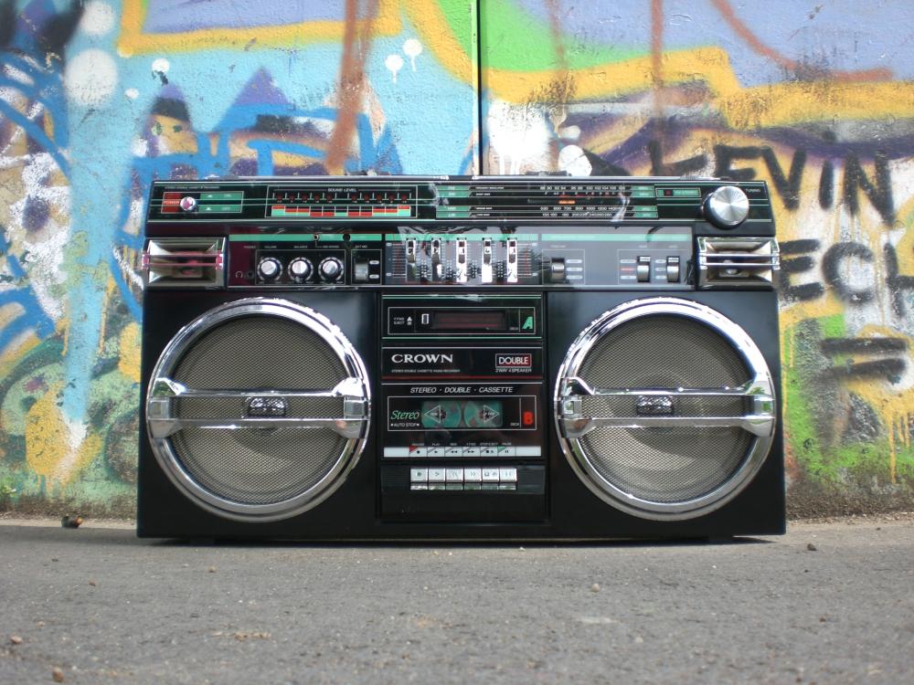 Radio laskettuna värikkään seinän eteen kadulla.