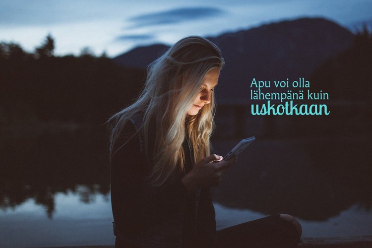 Nainen katsoo älypuhelinta.