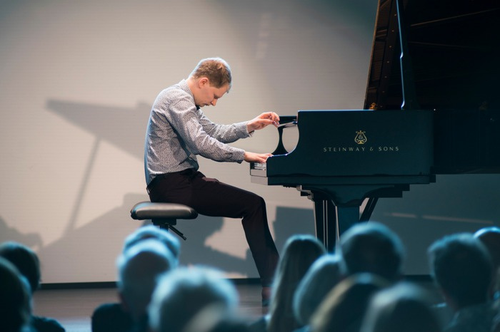 Pianisti Hannu Alasaarela soittaa flyygeliä