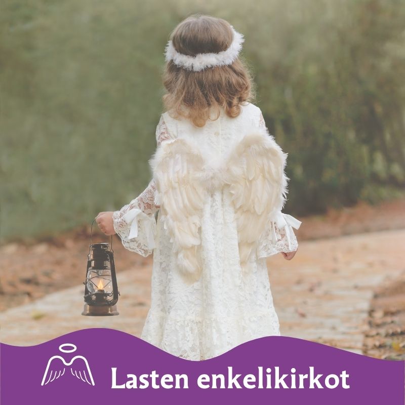 Kuvassa selin lapsi, jonka selässä enkelinsiivet ja kädessä lyhty