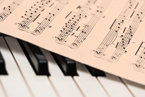 Pianon koskettimet ja nuotteja. Kuva: Pixabay