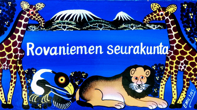 Teksti Rovaniemen seurakunta, jonka ympärillä Afrikan eläimiä maalattuna Tinga Tinga tyyliin