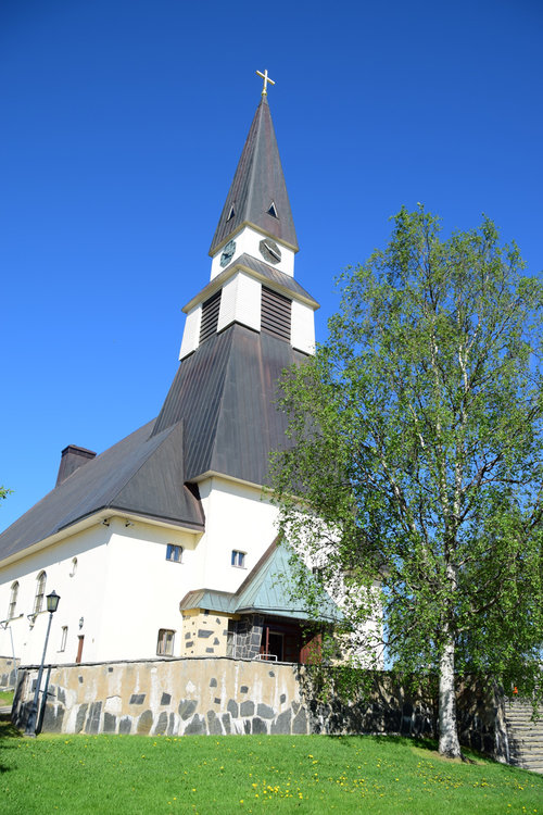 Rovaniemen kirkko kesällä ulkoapäin kuvattuna.